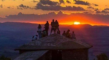 Imagem do pôr do sol na Casa da Pirâmide