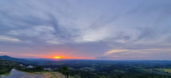 Imagem do letreiro de São Thomé das Letras com vista para o vale